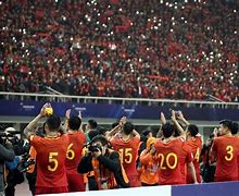 包含国内职业足球比赛赛程激烈，球员们拼尽全力的词条