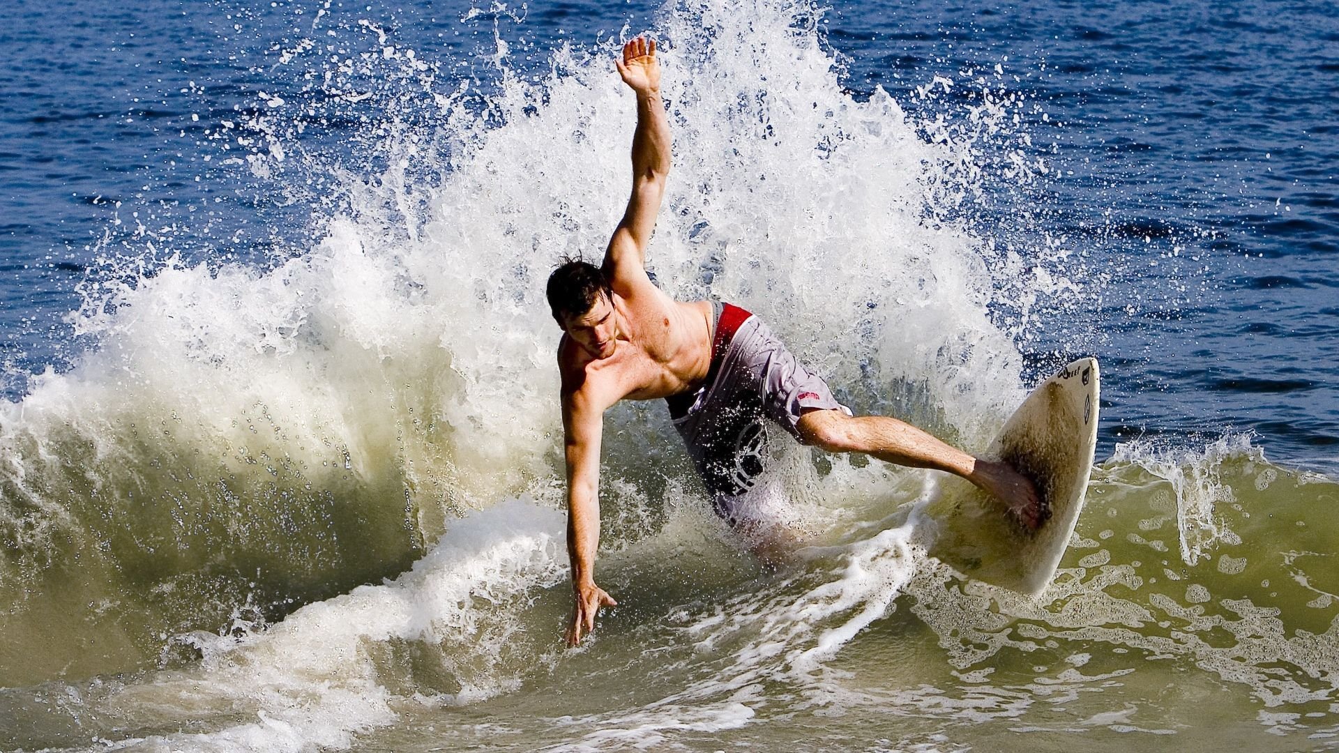亚博体育官网-田径赛场焦点！巴西队对阵美国队，意外判罚引发热议，比赛氛围紧张